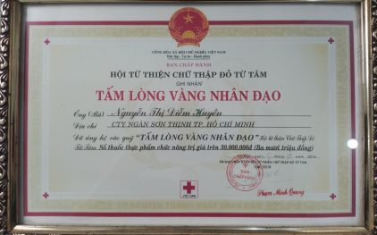 BCH hội Chữ thập đỏ Từ Tâm trao bằng khen ghi nhận cống hiến to lớn trong hoạt động từ thiện cho bà Nguyễn Thị Diễm Huyền
